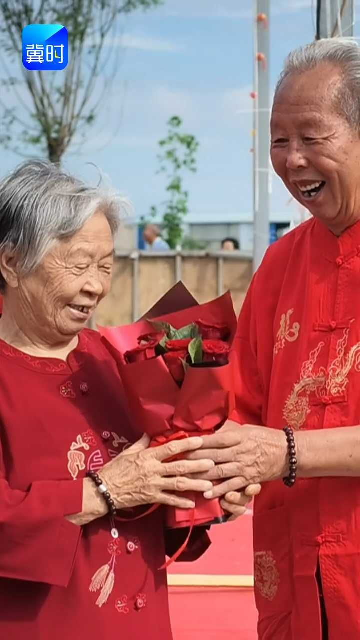 相伴半生才牵手 邢台乡村45对老人用一袭红衣 致敬五十载相守#邢台#金婚#钻石婚