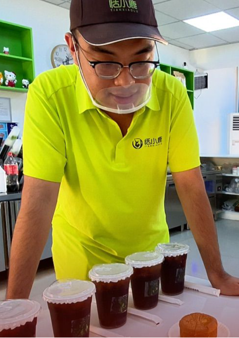 #伟log ｜一家唐山奶茶店，一群30岁“大孩子”服务员，看到顾客竟然就往后厨跑？#主持人王伟#心智障碍人士奶茶店#唐山