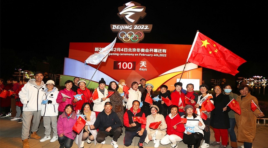 冬奥倒计时100天｜张家口市民在市民广场倒计时牌前拍照留念